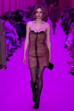 MILAN, ITALY - 25 Şubat 2022 tarihinde Milano Moda Haftası / Kış 2023 'te İtalya' nın Milano kentinde düzenlenen Sportmax defilesinde bir model podyumda yürüyor..