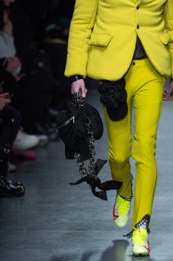 MILAN, ITALY - 26 Şubat 2022 'de Milano Moda Haftası / Kış 2023' te Tokyo James defilesinde bir model podyumda yürüyor..