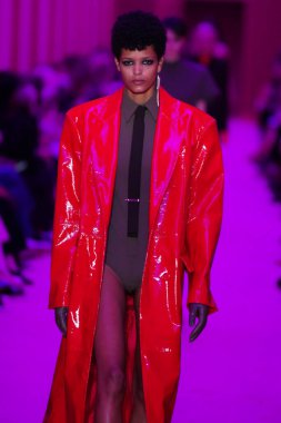 MILAN, ITALY - 25 Şubat 2022 tarihinde Milano Moda Haftası / Kış 2023 'te İtalya' nın Milano kentinde düzenlenen Sportmax defilesinde bir model podyumda yürüyor..