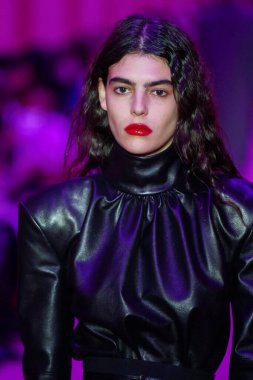 MILAN, ITALY - 25 Şubat 2022 tarihinde Milano Moda Haftası / Kış 2023 'te İtalya' nın Milano kentinde düzenlenen Sportmax defilesinde bir model podyumda yürüyor..