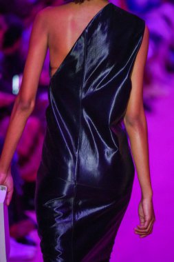 MILAN, ITALY - 25 Şubat 2022 tarihinde Milano Moda Haftası / Kış 2023 'te İtalya' nın Milano kentinde düzenlenen Sportmax defilesinde bir model podyumda yürüyor..