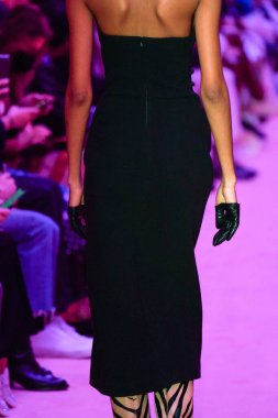 MILAN, ITALY - 25 Şubat 2022 tarihinde Milano Moda Haftası / Kış 2023 'te İtalya' nın Milano kentinde düzenlenen Sportmax defilesinde bir model podyumda yürüyor..