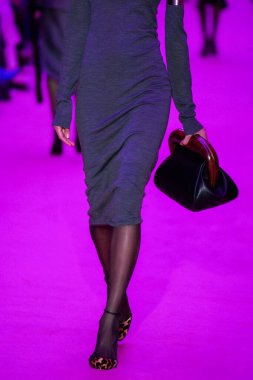 MILAN, ITALY - 25 Şubat 2022 tarihinde Milano Moda Haftası / Kış 2023 'te İtalya' nın Milano kentinde düzenlenen Sportmax defilesinde bir model podyumda yürüyor..