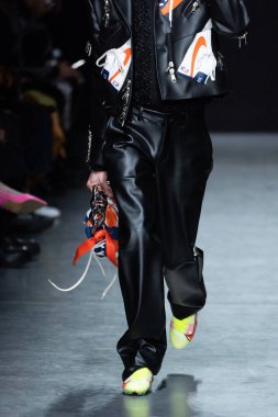 MILAN, ITALY - 26 Şubat 2022 'de Milano Moda Haftası / Kış 2023 sırasında Tokyo James defilesinde bir model yürüyüş pisti.