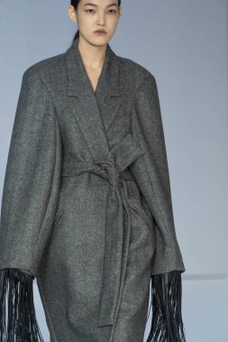 MİLAN, İTALYA 23 Şubat 2022 'de Milan Moda Haftası / Kış 2023' te İtalya 'nın Milano kentinde düzenlenen Calcaterra defilesinde bir model podyumda yürüyor..