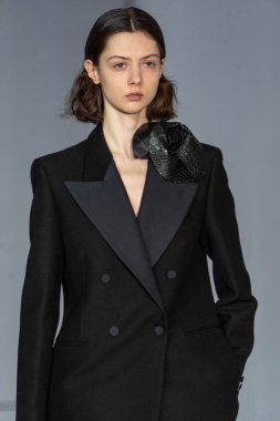 MİLAN, İTALYA 23 Şubat 2022 'de Milan Moda Haftası / Kış 2023' te İtalya 'nın Milano kentinde düzenlenen Calcaterra defilesinde bir model podyumda yürüyor..