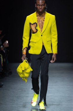 MILAN, ITALY - 26 Şubat 2022 'de Milano Moda Haftası / Kış 2023 sırasında Tokyo James defilesinde bir model yürüyüş pisti.