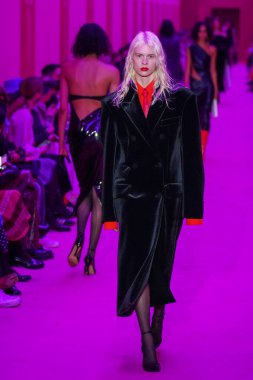 MILAN, ITALY - 25 Şubat 2022 tarihinde Milano Moda Haftası / Kış 2023 'te İtalya' nın Milano kentinde düzenlenen Sportmax defilesinde bir model podyumda yürüyor..