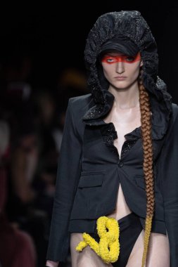 MILAN, ITALY - 26 Şubat 2022 'de Milano Moda Haftası / Kış 2023' te Tokyo James defilesinde bir model podyumda yürüyor..