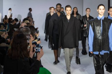 MİLAN, İTALYA - 23 Şubat 2022 'de Milano Moda Haftası / Kış 2023' te İtalya 'nın Milano kentinde düzenlenen Calcaterra defilesinde mankenler podyum finalinde yürür..