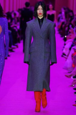 MILAN, ITALY - 25 Şubat 2022 tarihinde Milano Moda Haftası / Kış 2023 'te İtalya' nın Milano kentinde düzenlenen Sportmax defilesinde bir model podyumda yürüyor..