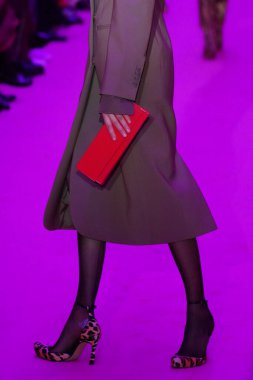 MILAN, ITALY - 25 Şubat 2022 tarihinde Milano Moda Haftası / Kış 2023 'te İtalya' nın Milano kentinde düzenlenen Sportmax defilesinde bir model podyumda yürüyor..