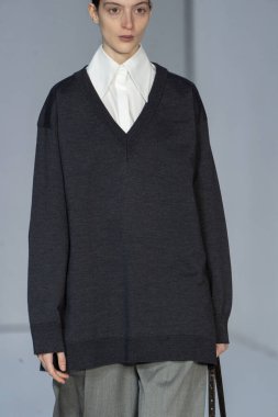 MİLAN, İTALYA 23 Şubat 2022 'de Milan Moda Haftası / Kış 2023' te İtalya 'nın Milano kentinde düzenlenen Calcaterra defilesinde bir model podyumda yürüyor..