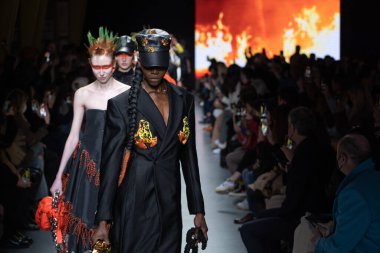 MİLAN, İTALYA - 26 Şubat 2022 'de İtalya' nın Milano kentinde düzenlenen Milan Moda Haftası / Kış 2023 'te Tokyo James defilesinde modeller podyum finalinde yürür..