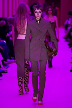 MILAN, ITALY - 25 Şubat 2022 tarihinde Milano Moda Haftası / Kış 2023 'te İtalya' nın Milano kentinde düzenlenen Sportmax defilesinde bir model podyumda yürüyor..