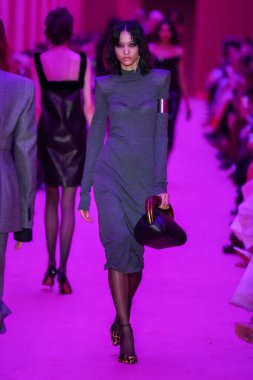 MILAN, ITALY - 25 Şubat 2022 tarihinde Milano Moda Haftası / Kış 2023 'te İtalya' nın Milano kentinde düzenlenen Sportmax defilesinde bir model podyumda yürüyor..