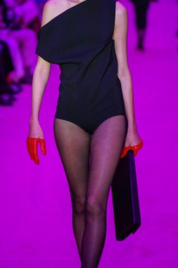 MILAN, ITALY - 25 Şubat 2022 tarihinde Milano Moda Haftası / Kış 2023 'te İtalya' nın Milano kentinde düzenlenen Sportmax defilesinde bir model podyumda yürüyor..