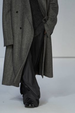 MİLAN, İTALYA 23 Şubat 2022 'de Milan Moda Haftası / Kış 2023' te İtalya 'nın Milano kentinde düzenlenen Calcaterra defilesinde bir model podyumda yürüyor..