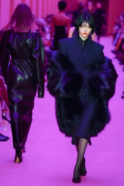 MILAN, ITALY - 25 Şubat 2022 tarihinde Milano Moda Haftası / Kış 2023 'te İtalya' nın Milano kentinde düzenlenen Sportmax defilesinde bir model podyumda yürüyor..