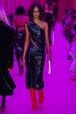 MILAN, ITALY - 25 Şubat 2022 tarihinde Milano Moda Haftası / Kış 2023 'te İtalya' nın Milano kentinde düzenlenen Sportmax defilesinde bir model podyumda yürüyor..