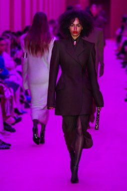 MILAN, ITALY - 25 Şubat 2022 tarihinde Milano Moda Haftası / Kış 2023 'te İtalya' nın Milano kentinde düzenlenen Sportmax defilesinde bir model podyumda yürüyor..