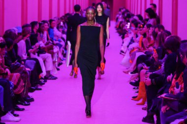 MILAN, ITALY - 25 Şubat 2022 tarihinde Milano Moda Haftası / Kış 2023 'te İtalya' nın Milano kentinde düzenlenen Sportmax defilesinde bir model podyumda yürüyor..