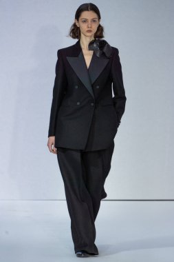 MİLAN, İTALYA 23 Şubat 2022 'de Milan Moda Haftası / Kış 2023' te İtalya 'nın Milano kentinde düzenlenen Calcaterra defilesinde bir model podyumda yürüyor..