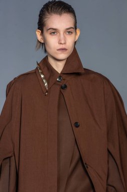 MİLAN, İTALYA 23 Şubat 2022 'de Milan Moda Haftası / Kış 2023' te İtalya 'nın Milano kentinde düzenlenen Calcaterra defilesinde bir model podyumda yürüyor..