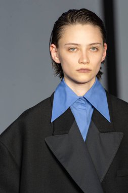 MİLAN, İTALYA 23 Şubat 2022 'de Milan Moda Haftası / Kış 2023' te İtalya 'nın Milano kentinde düzenlenen Calcaterra defilesinde bir model podyumda yürüyor..