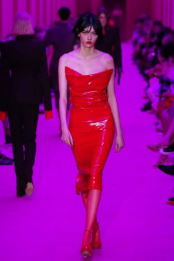 MILAN, ITALY - 25 Şubat 2022 tarihinde Milano Moda Haftası / Kış 2023 'te İtalya' nın Milano kentinde düzenlenen Sportmax defilesinde bir model podyumda yürüyor..