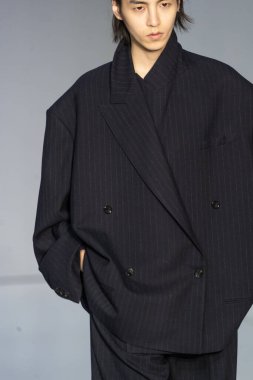 MİLAN, İTALYA 23 Şubat 2022 'de Milan Moda Haftası / Kış 2023' te İtalya 'nın Milano kentinde düzenlenen Calcaterra defilesinde bir model podyumda yürüyor..