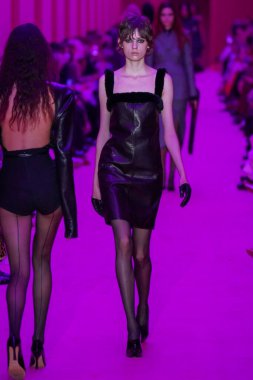 MILAN, ITALY - 25 Şubat 2022 tarihinde Milano Moda Haftası / Kış 2023 'te İtalya' nın Milano kentinde düzenlenen Sportmax defilesinde bir model podyumda yürüyor..