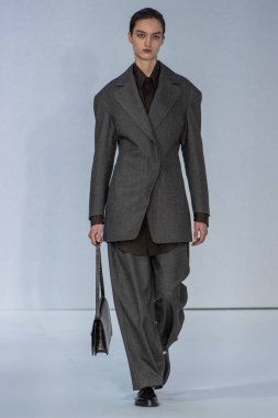 MİLAN, İTALYA 23 Şubat 2022 'de Milan Moda Haftası / Kış 2023' te İtalya 'nın Milano kentinde düzenlenen Calcaterra defilesinde bir model podyumda yürüyor..