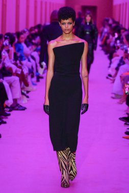 MILAN, ITALY - 25 Şubat 2022 tarihinde Milano Moda Haftası / Kış 2023 'te İtalya' nın Milano kentinde düzenlenen Sportmax defilesinde bir model podyumda yürüyor..