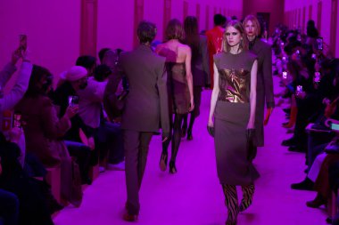 MİLAN, İTALYA - 25 Şubat 2022 'de Milano Moda Haftası / Kış 2023' te İtalya 'nın Milano kentinde düzenlenen Sportmax defilesinde modeller podyum finalinde yürür..