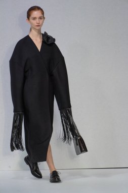 MİLAN, İTALYA 23 Şubat 2022 'de Milan Moda Haftası / Kış 2023' te İtalya 'nın Milano kentinde düzenlenen Calcaterra defilesinde bir model podyumda yürüyor..