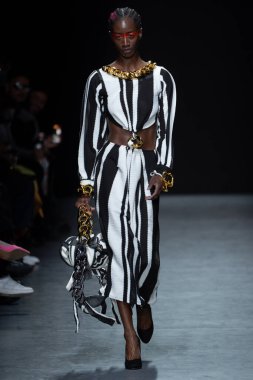 MILAN, ITALY - 26 Şubat 2022 'de Milano Moda Haftası / Kış 2023 sırasında Tokyo James defilesinde bir model yürüyüş pisti.