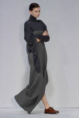 MİLAN, İTALYA 23 Şubat 2022 'de Milan Moda Haftası / Kış 2023' te İtalya 'nın Milano kentinde düzenlenen Calcaterra defilesinde bir model podyumda yürüyor..