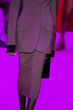 MILAN, ITALY - 25 Şubat 2022 tarihinde Milano Moda Haftası / Kış 2023 'te İtalya' nın Milano kentinde düzenlenen Sportmax defilesinde bir model podyumda yürüyor..