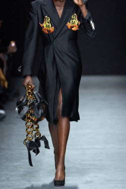 MILAN, ITALY - 26 Şubat 2022 'de Milano Moda Haftası / Kış 2023 sırasında Tokyo James defilesinde bir model yürüyüş pisti.