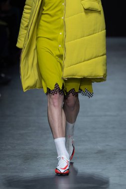 MILAN, ITALY - 26 Şubat 2022 'de Milano Moda Haftası / Kış 2023 sırasında Tokyo James defilesinde bir model yürüyüş pisti.