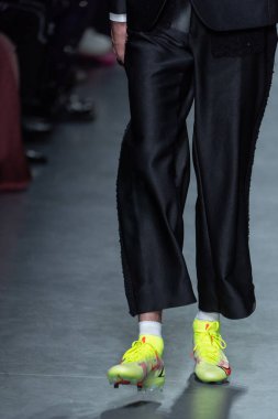 MILAN, ITALY - 26 Şubat 2022 'de Milano Moda Haftası / Kış 2023' te Tokyo James defilesinde bir model podyumda yürüyor..