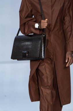 MİLAN, İTALYA 23 Şubat 2022 'de Milan Moda Haftası / Kış 2023' te İtalya 'nın Milano kentinde düzenlenen Calcaterra defilesinde bir model podyumda yürüyor..