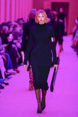 MILAN, ITALY - 25 Şubat 2022 tarihinde Milano Moda Haftası / Kış 2023 'te İtalya' nın Milano kentinde düzenlenen Sportmax defilesinde bir model podyumda yürüyor..