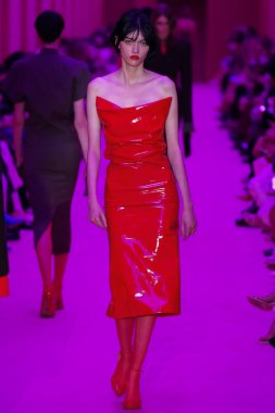 MILAN, ITALY - 25 Şubat 2022 tarihinde Milano Moda Haftası / Kış 2023 'te İtalya' nın Milano kentinde düzenlenen Sportmax defilesinde bir model podyumda yürüyor..