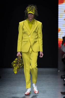 MILAN, ITALY - 26 Şubat 2022 'de Milano Moda Haftası / Kış 2023 sırasında Tokyo James defilesinde bir model yürüyüş pisti.