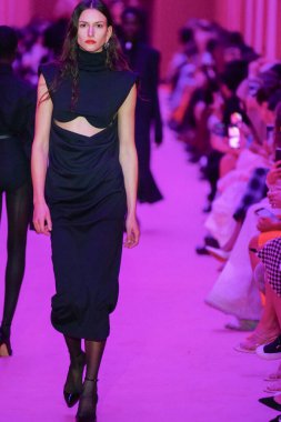 MILAN, ITALY - 25 Şubat 2022 tarihinde Milano Moda Haftası / Kış 2023 'te İtalya' nın Milano kentinde düzenlenen Sportmax defilesinde bir model podyumda yürüyor..