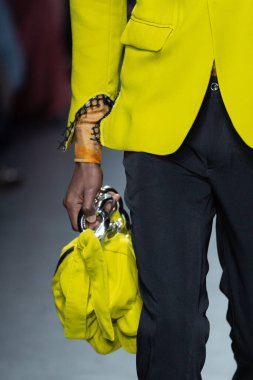 MILAN, ITALY - 26 Şubat 2022 'de Milano Moda Haftası / Kış 2023 sırasında Tokyo James defilesinde bir model yürüyüş pisti.