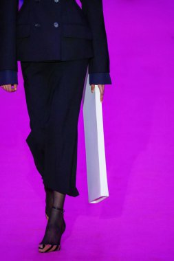 MILAN, ITALY - 25 Şubat 2022 tarihinde Milano Moda Haftası / Kış 2023 'te İtalya' nın Milano kentinde düzenlenen Sportmax defilesinde bir model podyumda yürüyor..