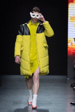 MILAN, ITALY - 26 Şubat 2022 'de Milano Moda Haftası / Kış 2023 sırasında Tokyo James defilesinde bir model yürüyüş pisti.